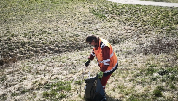 Odpadků u silnic neubývá, spíše naopak – silničáři zahajují úklid