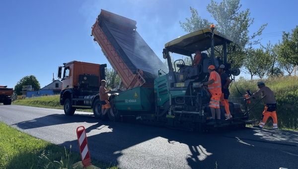 Slováčtí silničáři provádí letní rekonstrukce komunikací pro města a obce