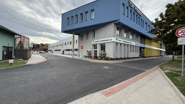 Zpevněné plochy u nového zimního stadionu v Uherském Hradišti jsou prací SÚS Slovácka 